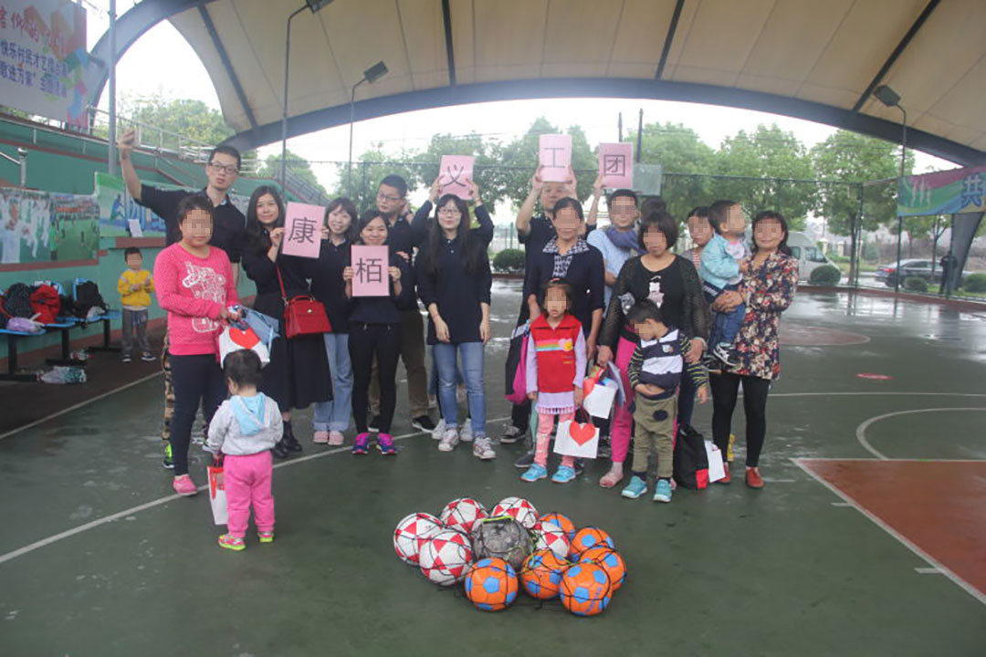 上海華新障害児童保育院の子供たちをお見舞いする