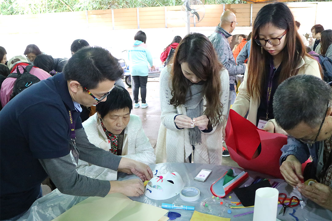 青衣長亨センターのお年寄りとともに外出する