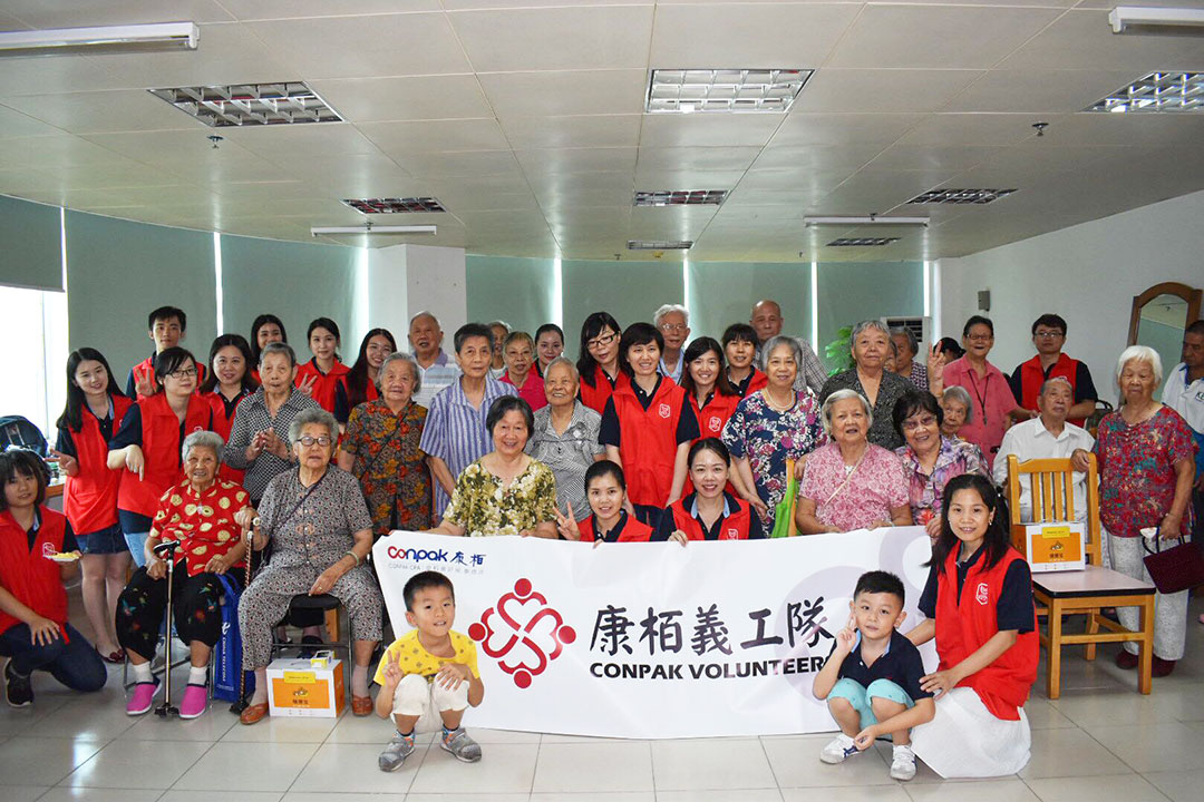 深セン市福田区福祉施設のお年寄りを訪問する