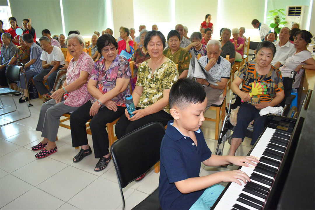 深セン市福田区福祉施設のお年寄りを訪問する