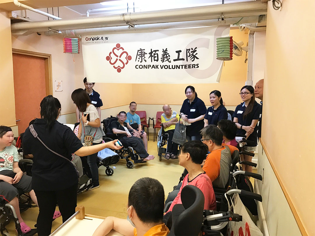 香港屯門安定邨に体の不自由な人へ訪問する