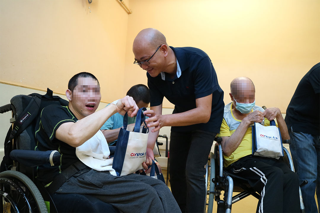 香港屯門安定邨に体の不自由な人へ訪問する