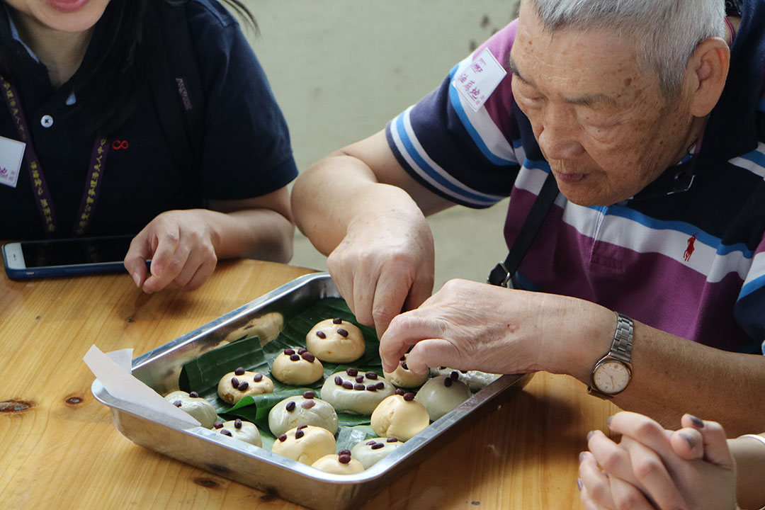 聖公会麦理浩奥様センターのお年寄りとともに外出する