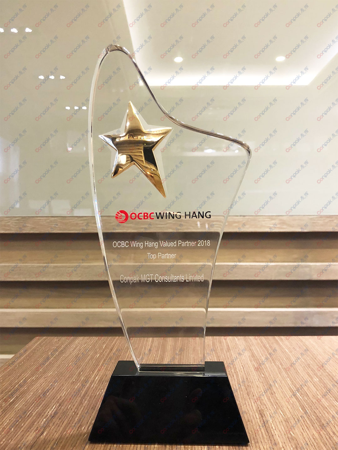 「OCBC Wing Hang Valued Partner 2018 - Top Partner」奨を授与される