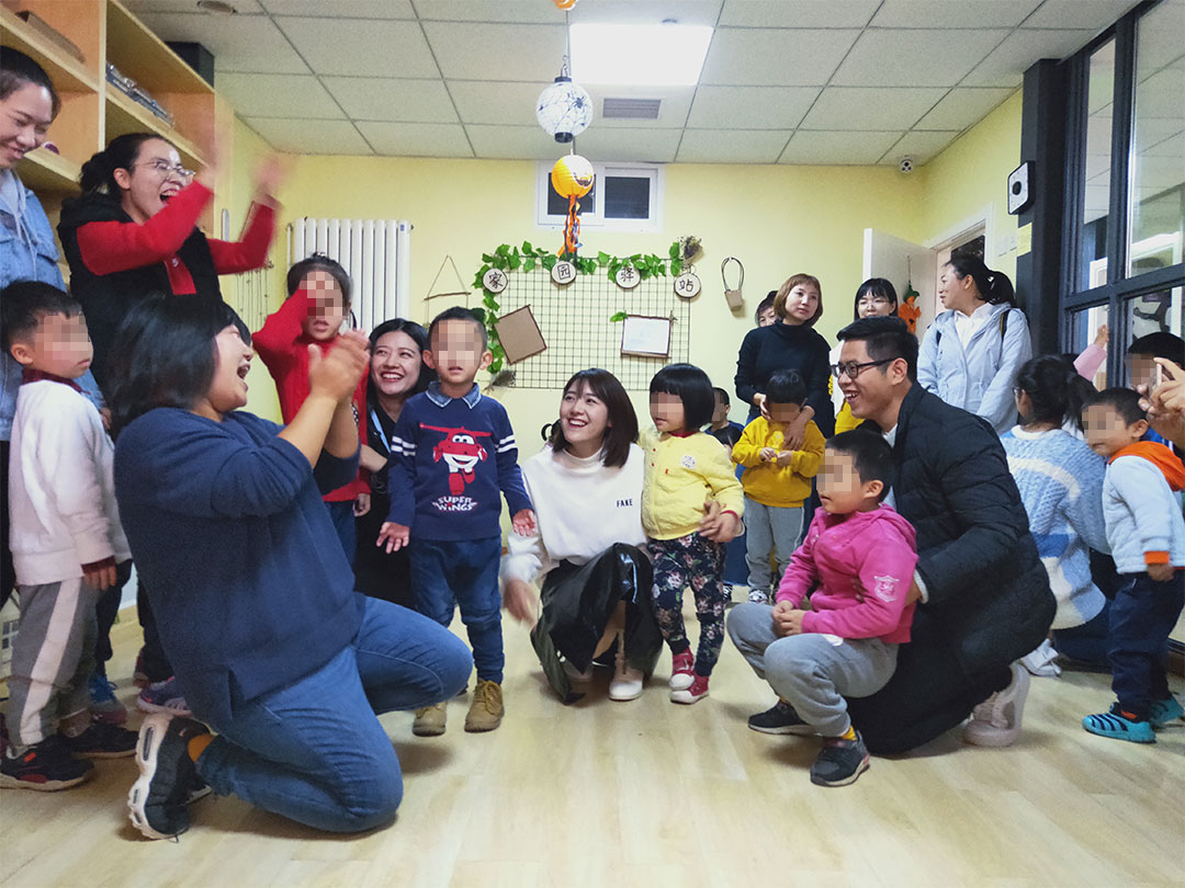 自閉症子供たちをお見舞いする