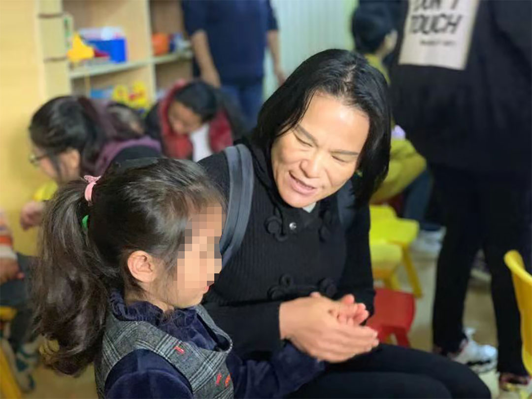 自閉症子供たちをお見舞いする