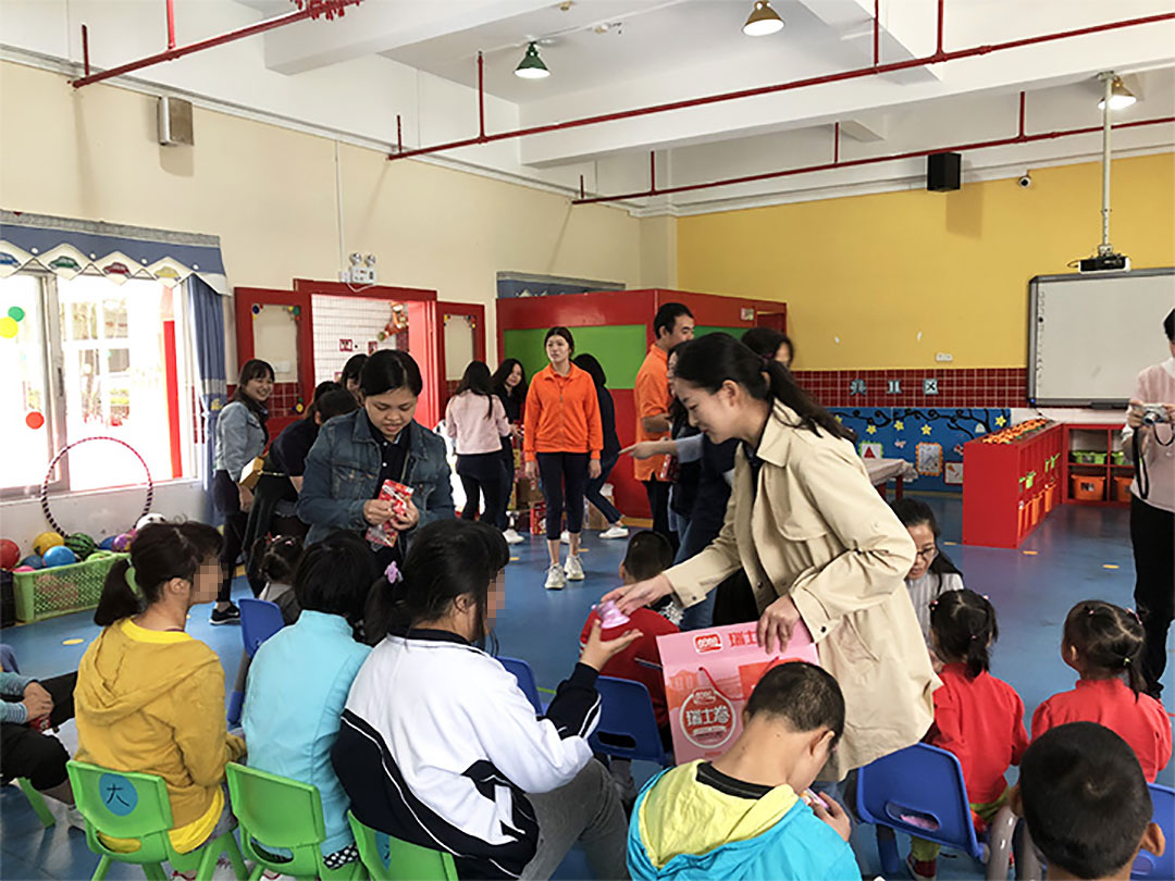 障害児童たちをお見舞いする