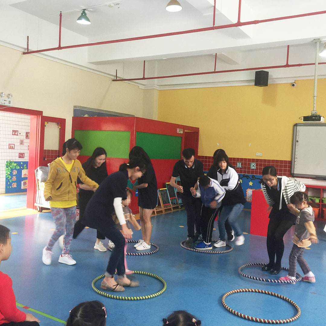 障害児童たちをお見舞いする