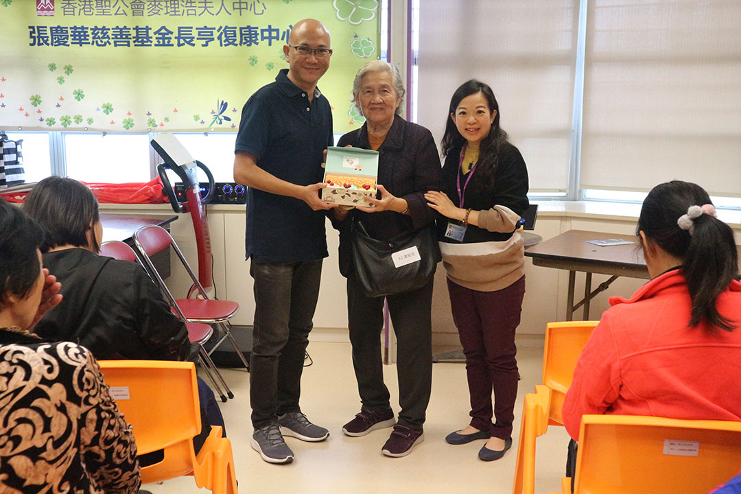 長亨復康センターのお年寄りの方と一緒に外に遊びに行きました