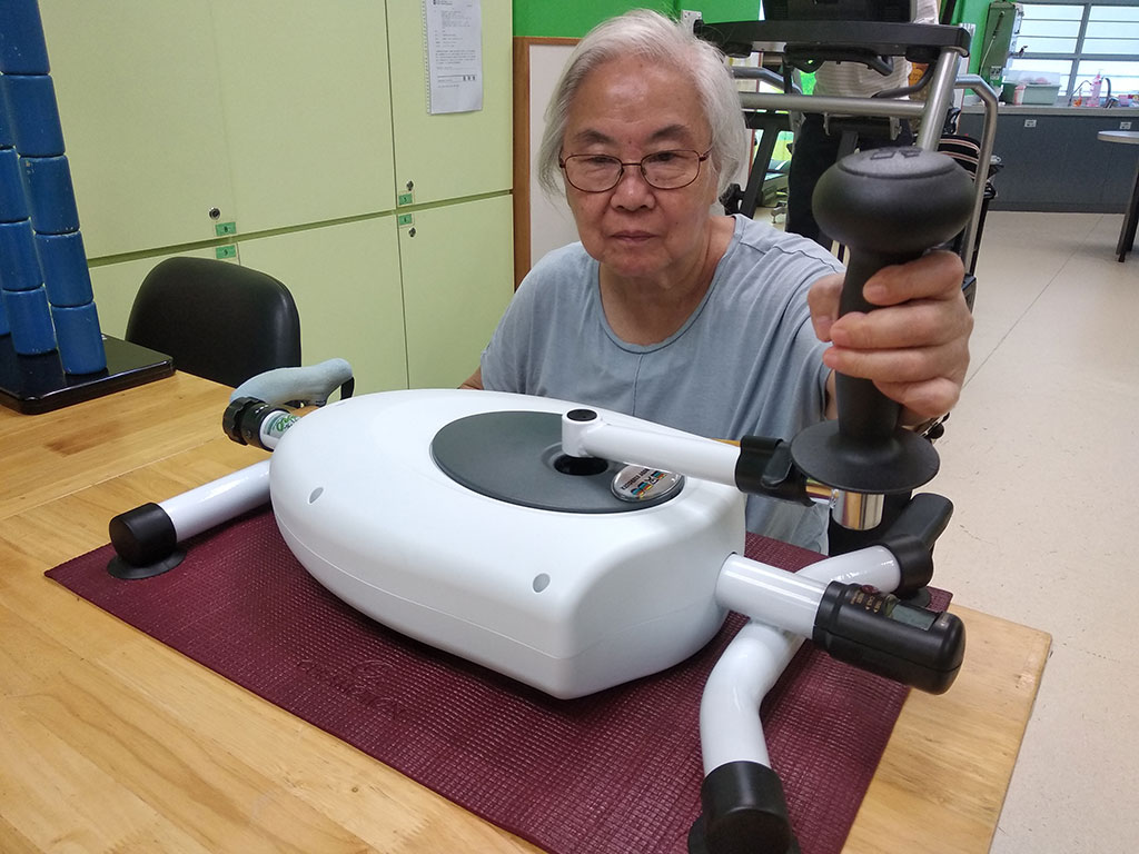 再度「麥理浩夫人中心」へ金とリハビリ機材を寄付する