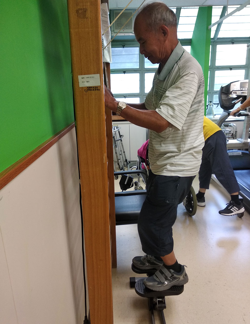 再度「麥理浩夫人中心」へ金とリハビリ機材を寄付する