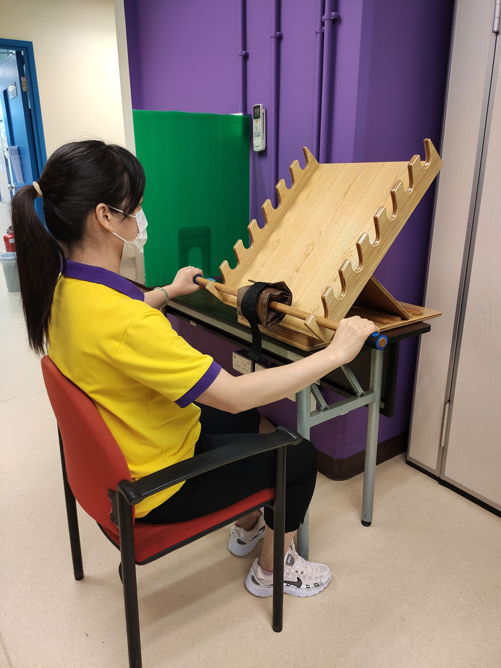 再度「麥理浩夫人中心」へ金とリハビリ機材を寄付する