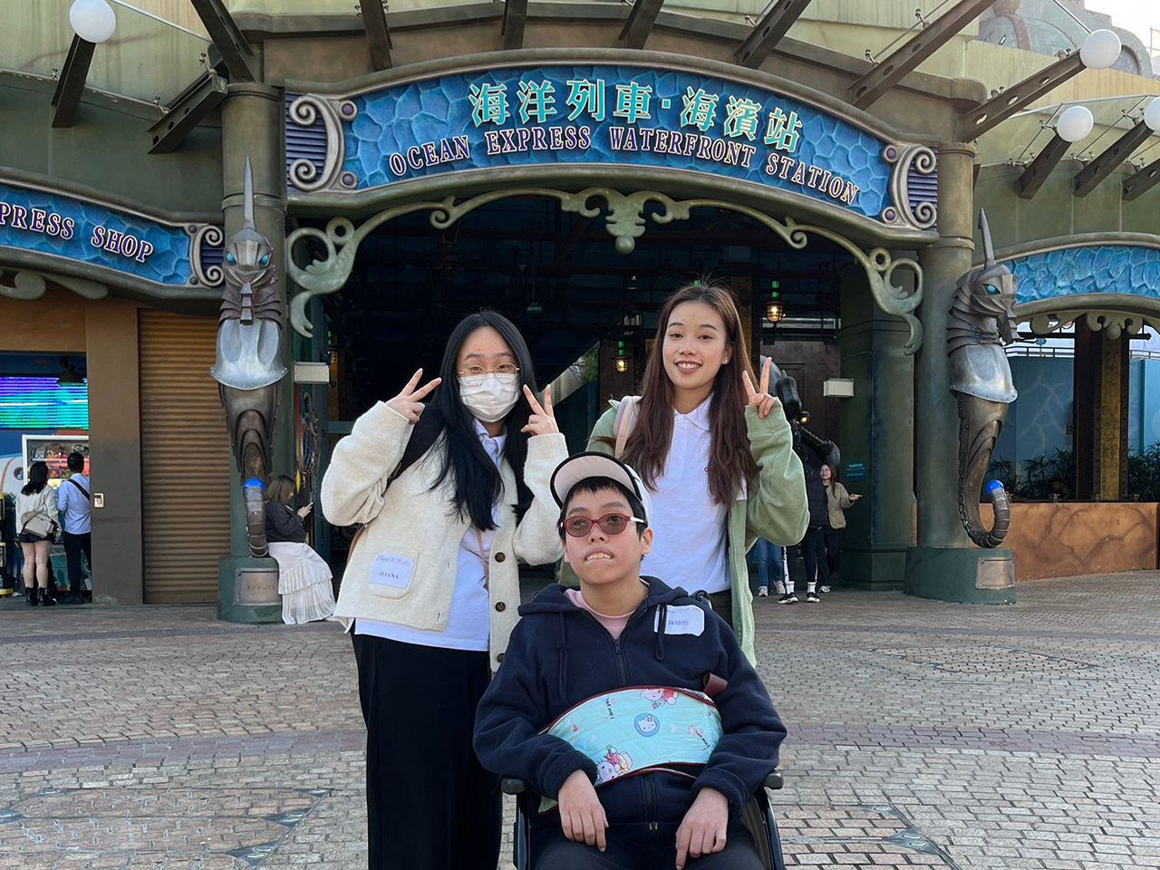 康栢ボランティアチームは耀能協会の障害者の皆さんと水族館を観覧