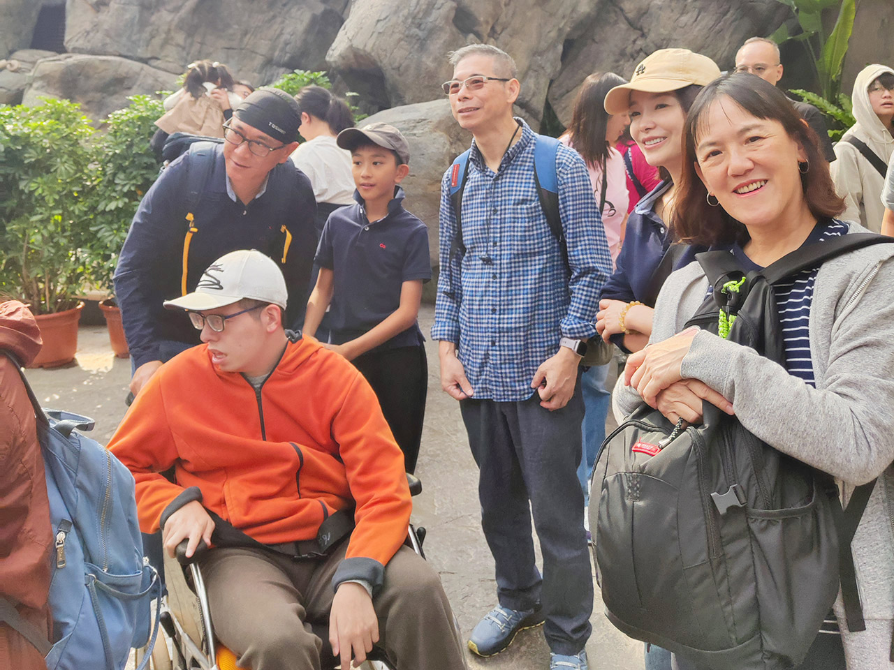 康栢ボランティアチームは耀能協会の障害者の皆さんと水族館を観覧