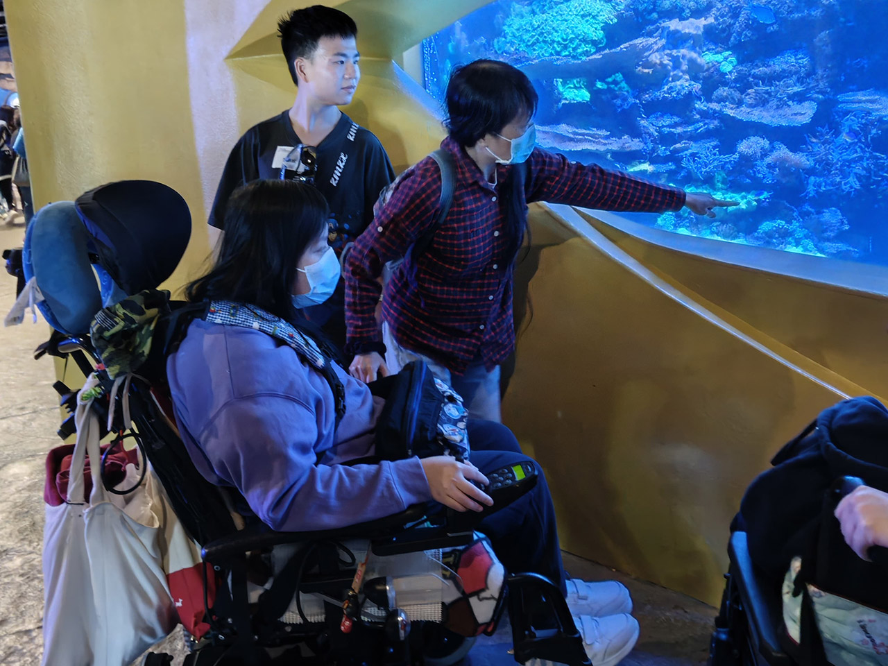 康栢ボランティアチームは耀能協会の障害者の皆さんと水族館を観覧