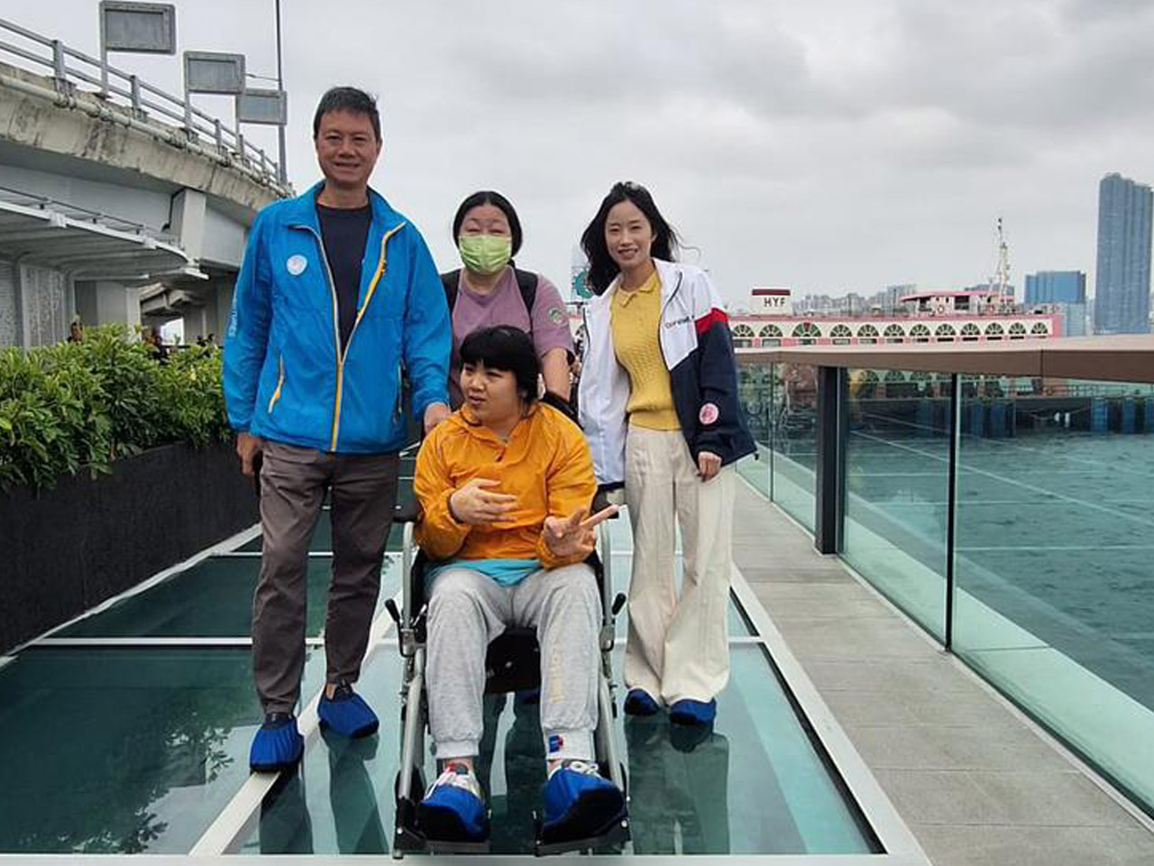 康栢ボランティアチームが耀能協会の障がい者と心温まる外出を共に楽しむ