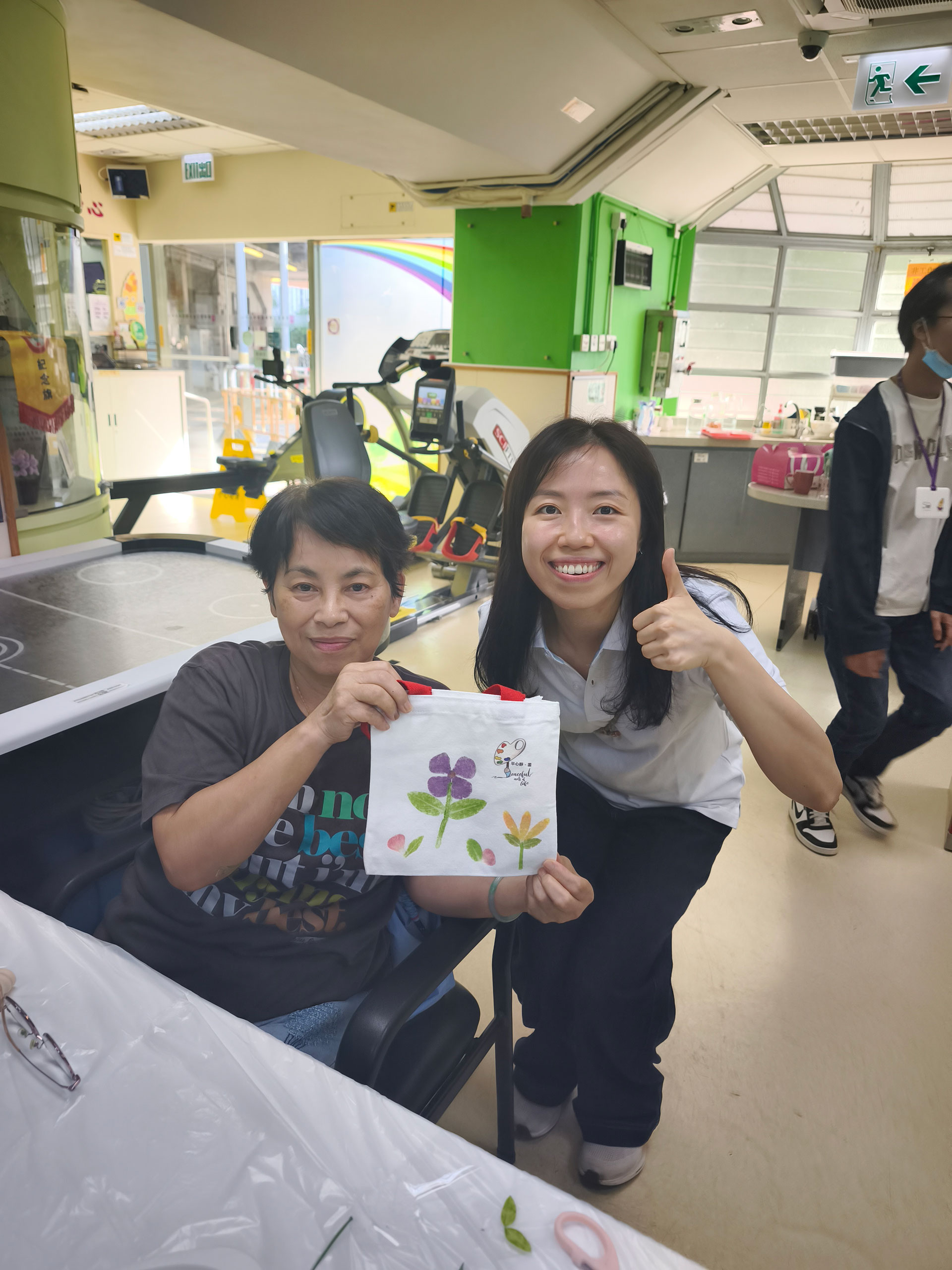 「レディーマクリホースセンター」の高齢者に同行し、植物スタンピングを体験する