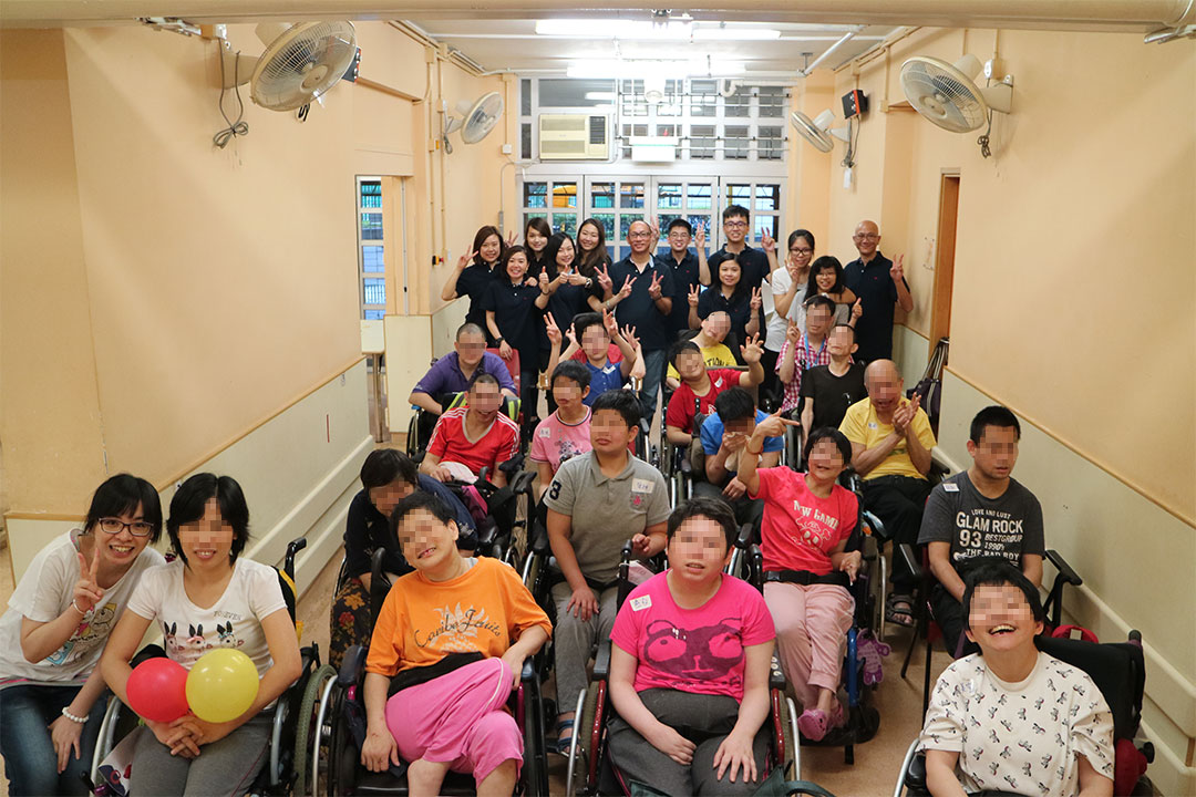 香港耀能協会の障害者を見舞いする