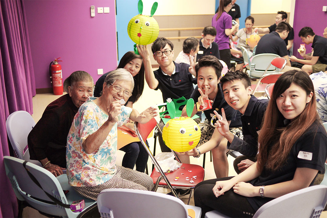 中秋節の長者訪問活動に参加する