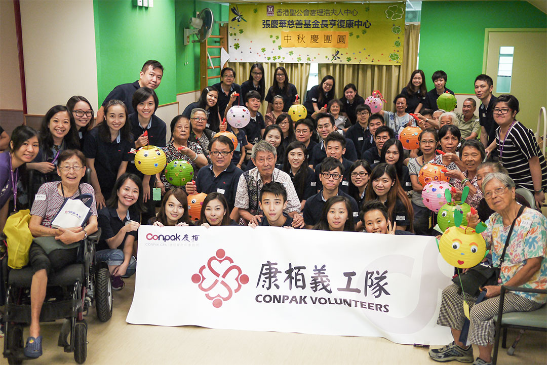 中秋節の長者訪問活動に参加する